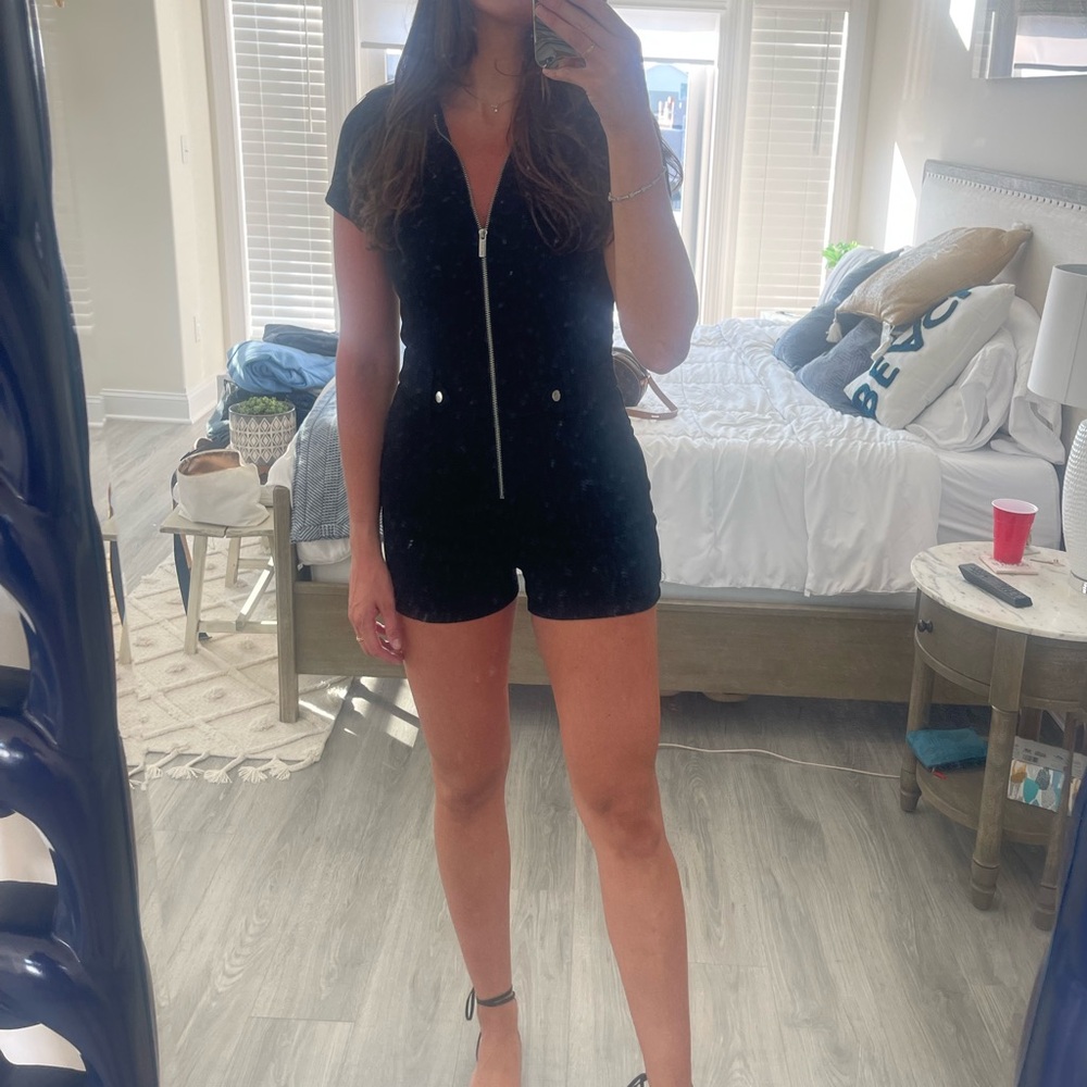 Black Guess one piece jumper, worn once. Very trendy, can be dressed up or down